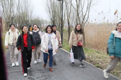 廣信股份女員工進(jìn)行“三八節(jié)”游湖活動